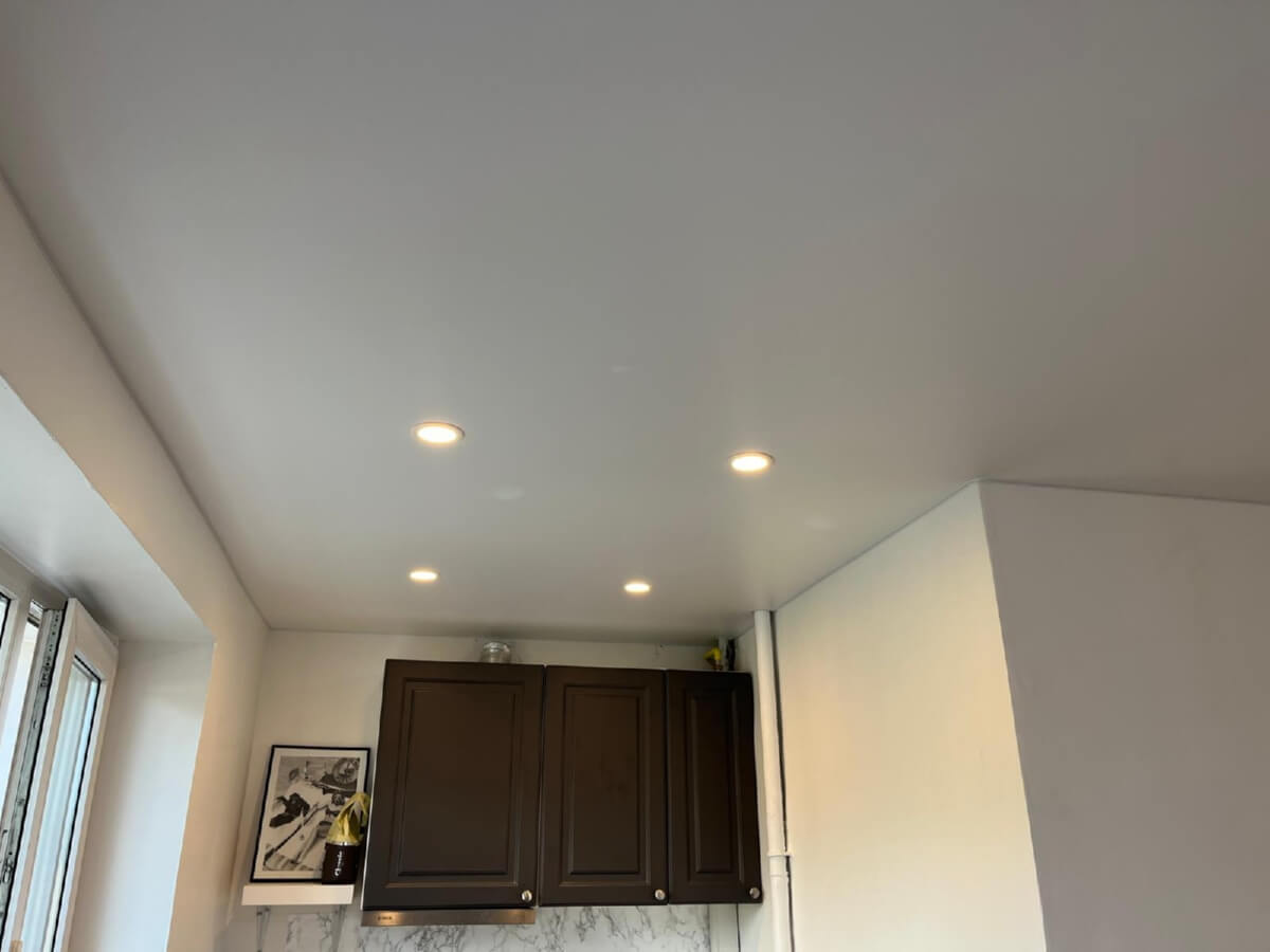 Matte stretch ceiling: style and functionality in the details