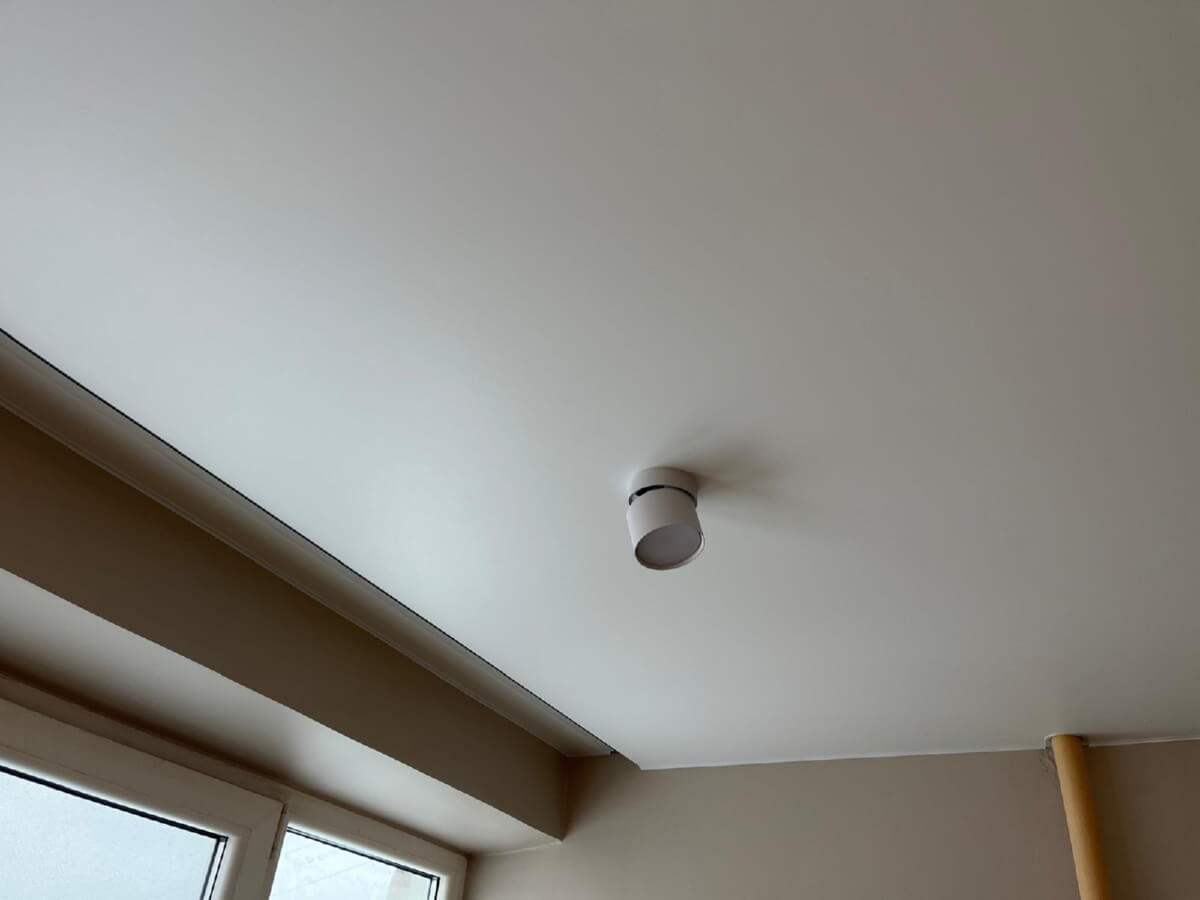 Satin stretch ceiling: harmony of style and comfort